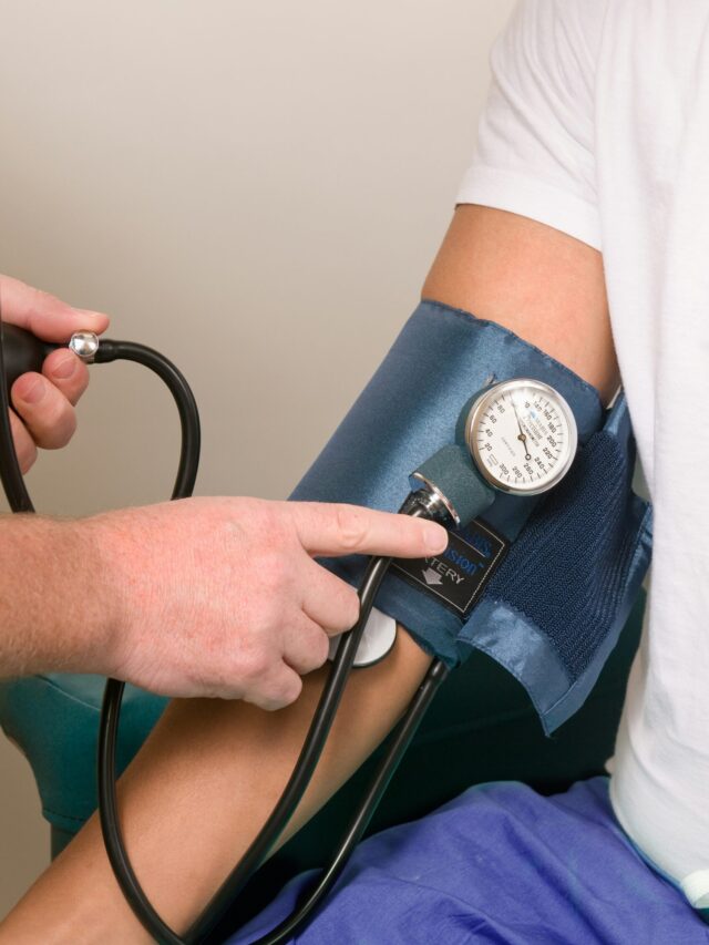 बार-बार हाई हो रहा है BP? अभी से खाना शुरू करें ये 4 चीजें